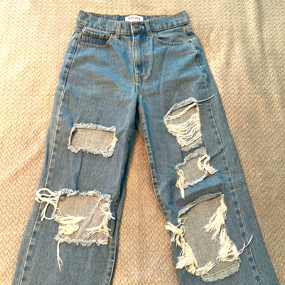 Baggy, distressed jeans